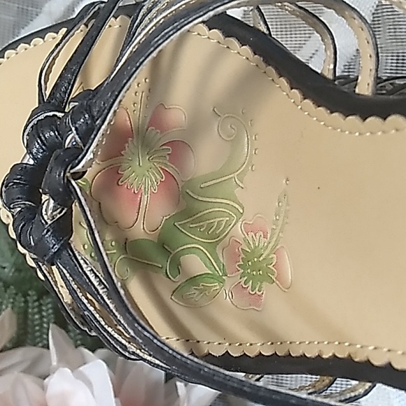 Gorgeous Small Wedge Hush Puppies Sandals-Like New - Picture 4 of 11